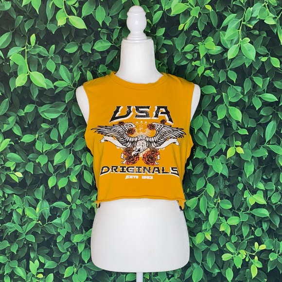 SLEEVELESS GRAPHIC CROP TOP W/ CUTOUT RING SIDES · SIZE M - Picture 10 of 10